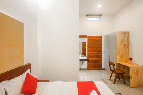 a bedroom with a bed and a desk and a chair at Phan NaTa Residence in Siem Reap