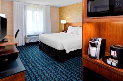 Кровать или кровати в номере Fairfield Inn & Suites by Marriott Bakersfield North/Airport
