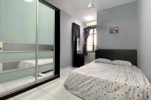 Ένα ή περισσότερα κρεβάτια σε δωμάτιο στο A Stylish 4BR Home with Private Pool