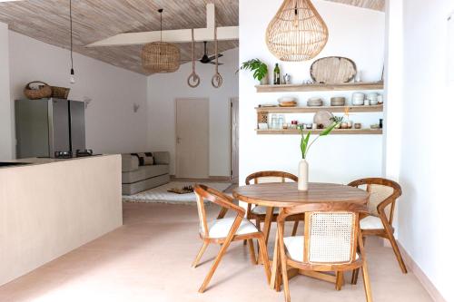 Una cocina y un comedor con mesa y sillas de madera. en Modern Villa With Pool 250m to Sea, en Ahangama