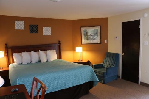 En eller flere senger på et rom på Midtown Motel & Suites