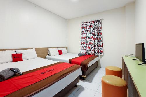 Кровать или кровати в номере RedDoorz near Taman Safari 3