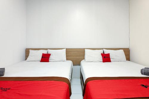 Кровать или кровати в номере RedDoorz near Taman Safari 3
