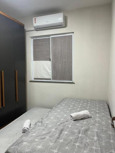 a bedroom with a bed and a window at Impera House Bom para Empresas in Imperatriz