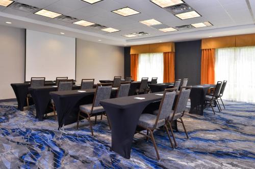 Zona business o sala conferenze di Fairfield Inn and Suites by Marriott Birmingham Pelham/I-65