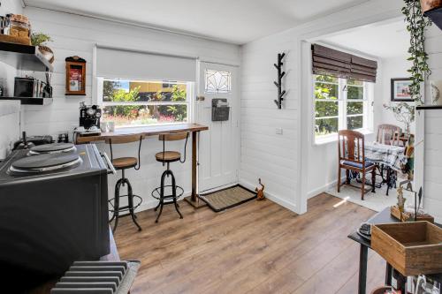 a kitchen with a table and chairs in a room at The Fishermans Cottage in Raymond Island