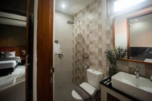 Ένα μπάνιο στο Sandat Hotel Legian