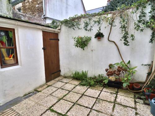 Photo de la galerie de l'établissement Maison rénovée centre bourg, 3 chambres, proche commerces - FR-1-813-11, à Groix