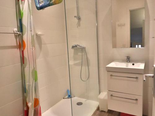 Photo de la galerie de l'établissement Maison rénovée centre bourg, 3 chambres, proche commerces - FR-1-813-11, à Groix