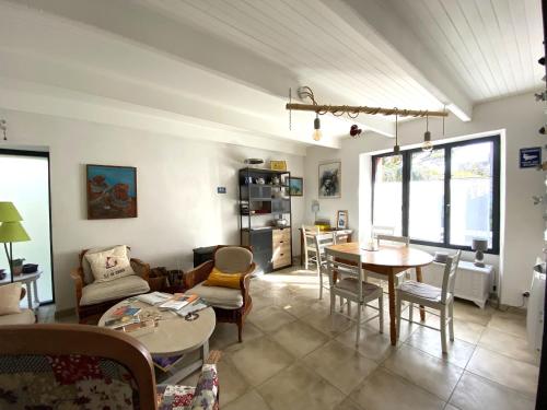 Charmante maison rénovée au cœur de Groix - FR-1-813-12