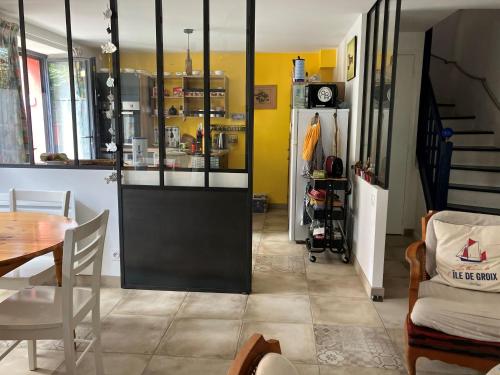 un salon avec une table et une salle à manger dans l'établissement Charmante maison rénovée au cœur de Groix - FR-1-813-12, à Groix