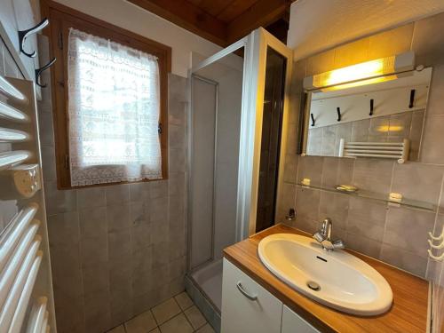 une salle de bain avec un lavabo et un miroir dans l'établissement Appartement cosy 1 chambre avec balcons, proche pistes, parking inclus - FR-1-733-162, à Crest-Voland
