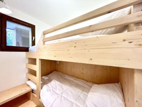 - un lit superposé dans une petite maison dans l'établissement Studio rénové pour 4 pers avec balcon et parking à Briançon - FR-1-330C-149, à Briançon