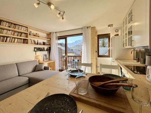 une cuisine et un salon avec une table et un canapé dans l'établissement Studio rénové pour 4 pers avec balcon et parking à Briançon - FR-1-330C-149, à Briançon
