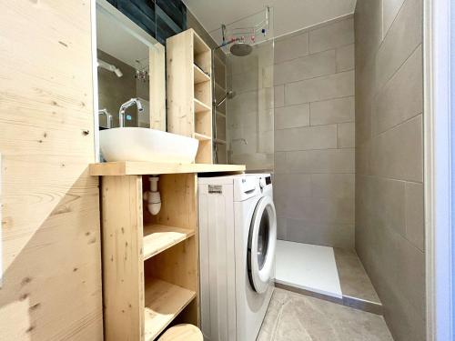 une salle de bain avec une machine à laver et un lavabo dans l'établissement Studio rénové pour 4 pers avec balcon et parking à Briançon - FR-1-330C-149, à Briançon