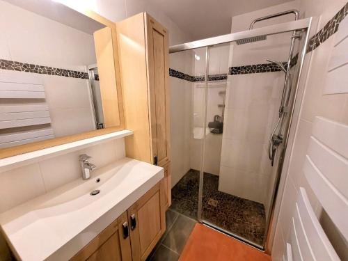 une salle de bain avec un lavabo et une douche dans l'établissement Appartement cosy aux Gets, balcon et parking au centre - FR-1-598-184, aux Gets