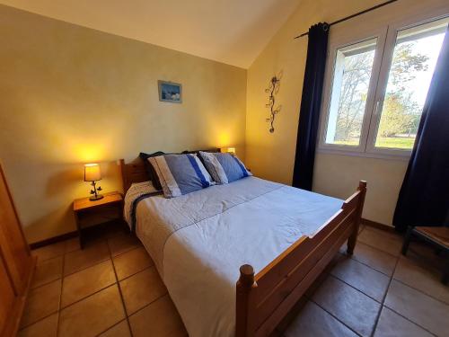 une chambre avec un lit et une fenêtre dans l'établissement Gîte de charme au Val de Loire, près d'Orléans - FR-1-590-534, à Donnery