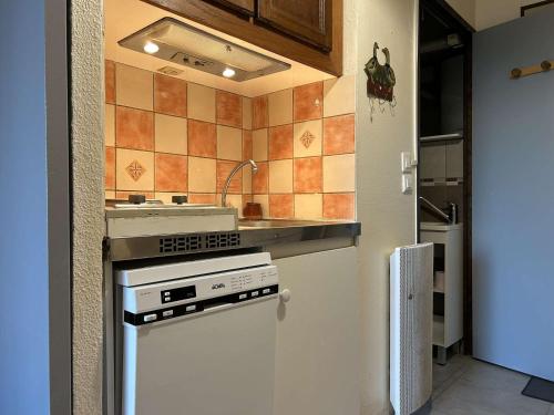 une cuisine avec un évier et une cuisinière dans l'établissement Studio cabine près de la plage pour 4 pers., animaux admis - FR-1-229D-148, à Fleury