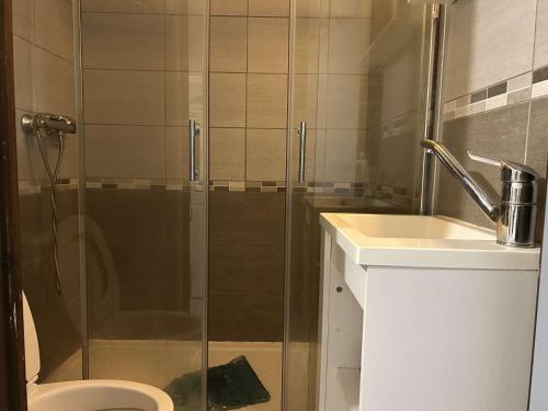 une salle de bain avec une douche, des toilettes et un lavabo dans l'établissement Studio cabine près de la plage pour 4 pers., animaux admis - FR-1-229D-148, à Fleury