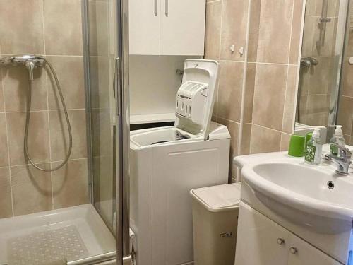 une salle de bain avec une douche, des toilettes et un lavabo dans l'établissement Studio aux Thermes avec Parking et WIFI - FR-1-703-199, à Amélie-les-Bains-Palalda