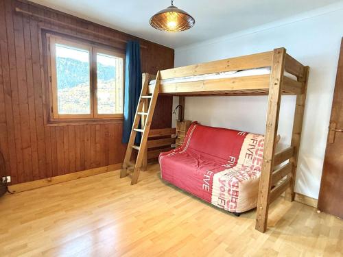 une chambre avec un lit superposé et une échelle dans l'établissement Appartement 3 pièces à Praz-Sur-Arly - Près des pistes, parking, balcon - FR-1-603-113, à Praz-sur-Arly
