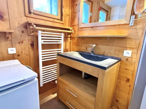 - une salle de bains avec lavabo dans une petite maison dans l'établissement Appartement 3 pièces à Praz-Sur-Arly - Près des pistes, parking, balcon - FR-1-603-113, à Praz-sur-Arly