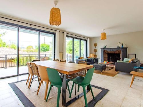 un salon avec une table et des chaises en bois dans l'établissement Villa 6 ch. avec sauna, jardin et parking près du Bassin d'Arcachon - FR-1-736-51, à Lège-Cap-Ferret