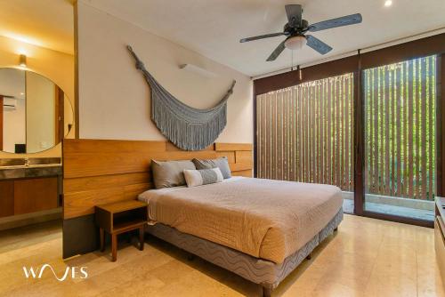 トゥルムにある2 Br. PH wPrivate Pool in Luxury Gated Communityのベッドと天井扇風機のある寝室