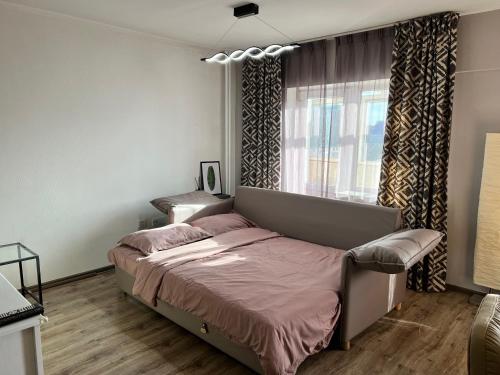 Un pat sau paturi într-o cameră la Studio Apt In UB