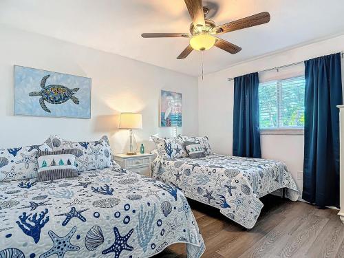 En eller flere senge i et værelse på Bring Your Boat! Updated Home Close to 3 Beaches