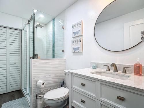 Et badeværelse på Bring Your Boat! Updated Home Close to 3 Beaches