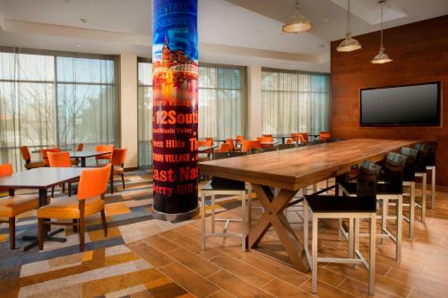 Et tv og/eller underholdning på Fairfield Inn and Suites by Marriott Nashville Downtown/The Gulch