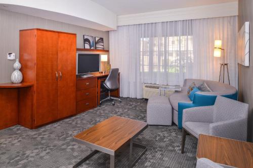 TV a/nebo společenská místnost v ubytování Courtyard by Marriott San Luis Obispo