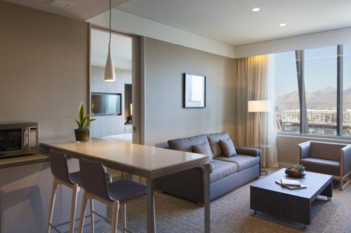 Cuisine ou kitchenette dans l'établissement Courtyard by Marriott Santiago Las Condes