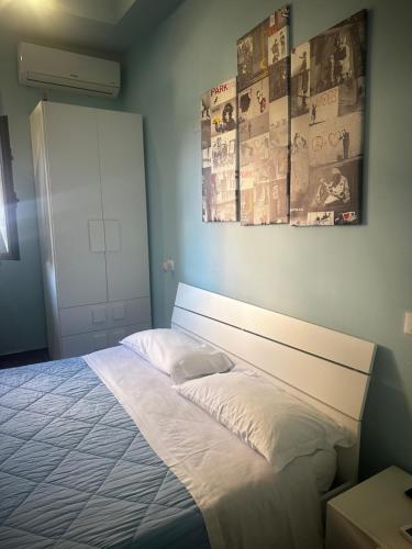 a bedroom with a large bed with white sheets at B&B Scilla Town in Scilla