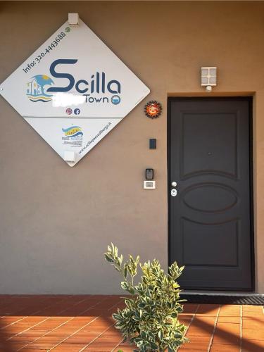 a sign on a wall next to a door at B&B Scilla Town in Scilla