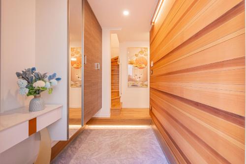 a hallway with wood paneling and a large wooden door at 新筑Jr山手線鶯谷徒步3分直达上野 秋叶原 新宿 涩谷 池袋 原宿 银座 成田机场独栋四层110平别墅 in Tokyo