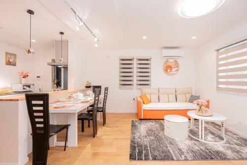 a kitchen and living room with a table and a couch at 新筑Jr山手線鶯谷徒步3分直达上野 秋叶原 新宿 涩谷 池袋 原宿 银座 成田机场独栋四层110平别墅 in Tokyo