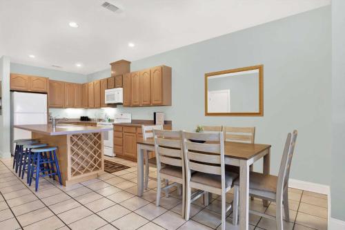 Η κουζίνα ή μικρή κουζίνα στο Oceanfront Condo 303 Desoto