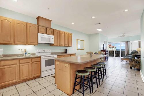 Η κουζίνα ή μικρή κουζίνα στο Oceanfront Condo 303 Desoto