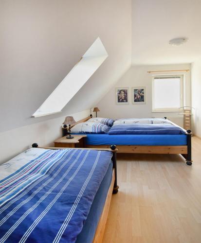 a attic bedroom with two beds and a window at Waldstr 7 Wo 6 in Prerow