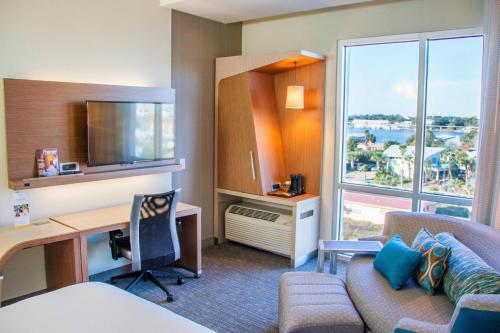 Μια τηλεόραση ή/και κέντρο ψυχαγωγίας στο Courtyard by Marriott Fort Walton Beach-West Destin