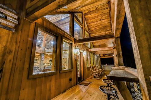 een hut met houten wanden, ramen en stoelen bij Just Like Paradise cabin in Sevierville