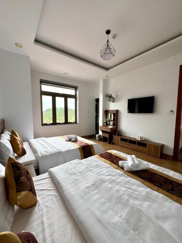 Postel nebo postele na pokoji v ubytování Thanh Hang Hotel Dalat