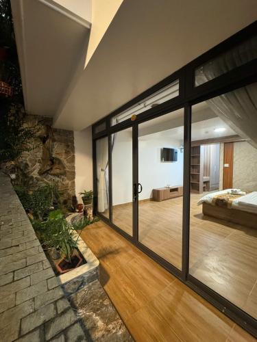Postel nebo postele na pokoji v ubytování Thanh Hang Hotel Dalat