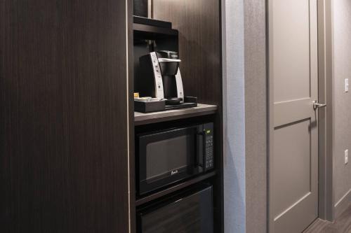 a hotel room with a microwave and a coffee maker at Fairfield Inn & Suites by Marriott Boston Logan Airport/Chelsea in Chelsea