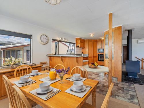 Η κουζίνα ή μικρή κουζίνα στο Jack and Enids Whangamata Beach House
