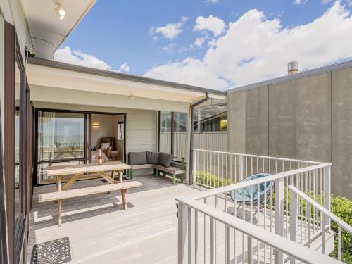 Μπαλκόνι ή βεράντα στο Jack and Enids Whangamata Beach House