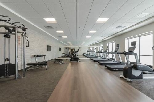 Fitness centrum a/nebo fitness zařízení v ubytování Courtyard by Marriott South Bend Downtown
