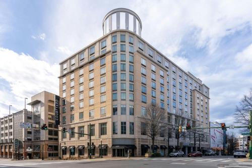 un edificio alto en una calle de la ciudad con un semáforo en Courtyard by Marriott Silver Spring Downtown, en Silver Spring